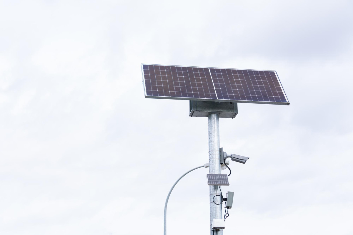Postes de Segurança Eletrônica Autônomos Solares